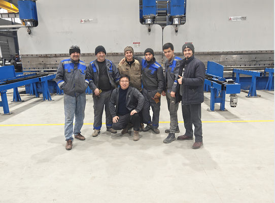 সিএনসি হাইড্রোলিক প্রেস ব্রেক ওয়ার্কটেবিল দৈর্ঘ্য 13 মেরু