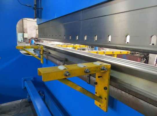 ভারী দায়িত্ব ধাতু কাজ সিএনসি হাইড্রোলিক প্রেস ব্রেক 400L তেল ট্যাংক ক্ষমতা 200T সর্বোচ্চ. চাপ এবং নিয়মিত স্ট্রোক