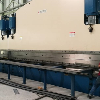 DELEM DA53T CNC সিস্টেম সহ 320 টন ওয়ার্কিং ফোর্স এবং 6000 মিমি টেবিল দৈর্ঘ্যের সিএনসি ট্যান্ডেম হাইড্রোলিক প্রেস ব্রেক